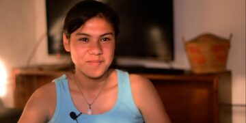 Piden ayuda para comprar audífonos a una adolescente hipoacúsica
