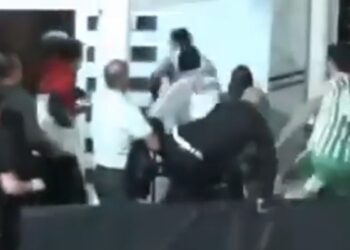 Un jugador persiguió al árbitro para golpearlo durante un partido de básquet