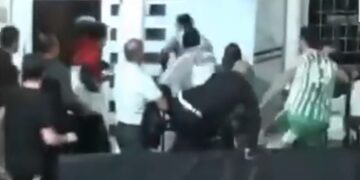 Un jugador persiguió al árbitro para golpearlo durante un partido de básquet