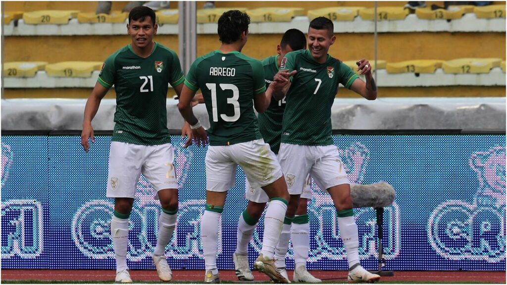 Bolivia goleó a Uruguay y favoreció a Argentina