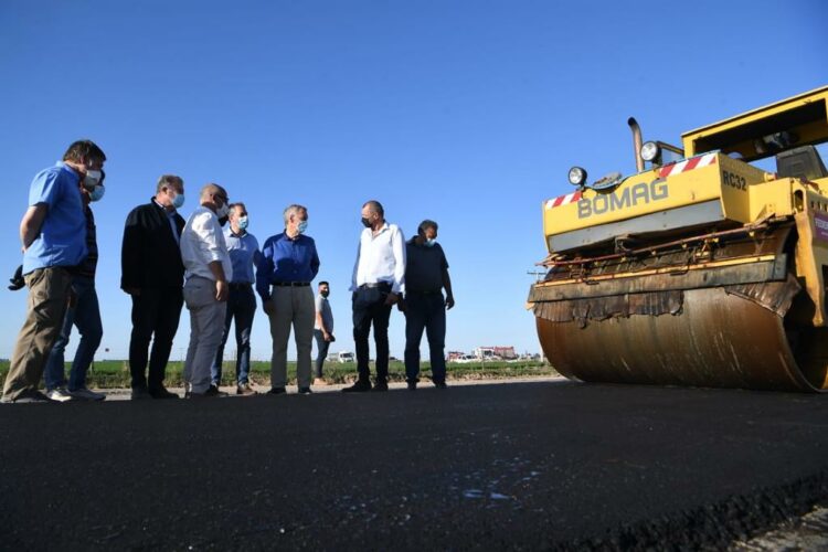 Schiaretti supervisó avances de una obra de pavimentación