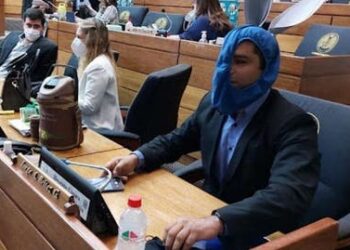 Diputado antivacunas asistió al Congreso con un calzoncillo como tapabocas
