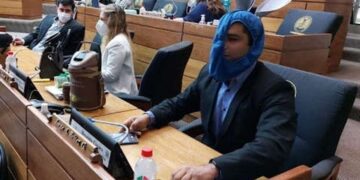 Diputado antivacunas asistió al Congreso con un calzoncillo como tapabocas