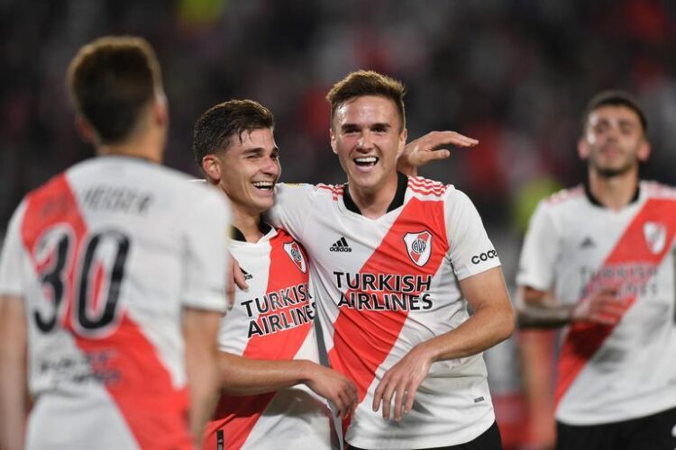 River, con cuatro goles de Álvarez, barrió a Patronato y se afirma camino al título