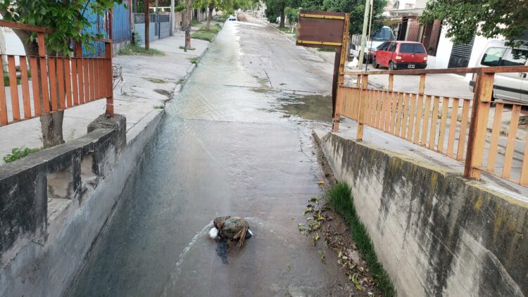Aguas servidas en Villa Páez. Foto: @leoguevara80