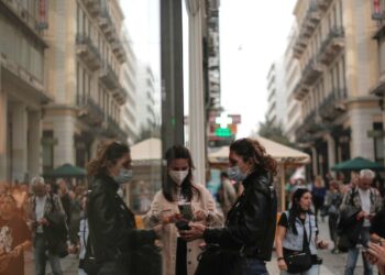 Países europeos aplican restricciones a las personas que no se vacunen