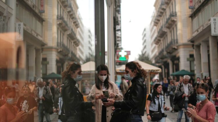 Países europeos aplican restricciones a las personas que no se vacunen