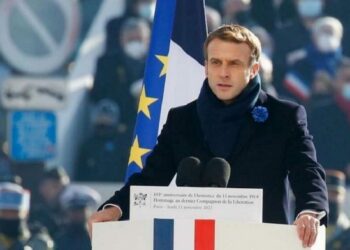 Macron modificó los colores de la bandera francesa