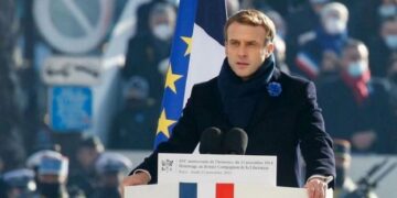 Macron modificó los colores de la bandera francesa
