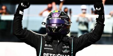 Hamilton ganó en Brasil y dejó el campeonato al rojo vivo