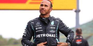 Hamilton ganó en Qatar y continúa en la pelea