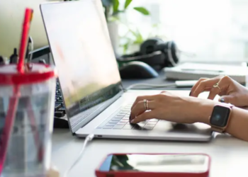 Prohíben que los jefes envíen mensajes a sus empleados fuera del horario laboral