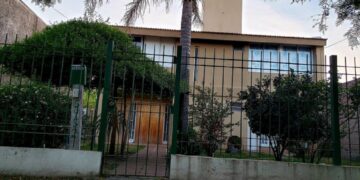 Con una llave Stillson