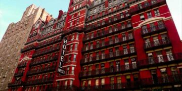 El Chelsea Hotel, una historia de inspiración y excesos a la paleta kitsch de Antonio Berni