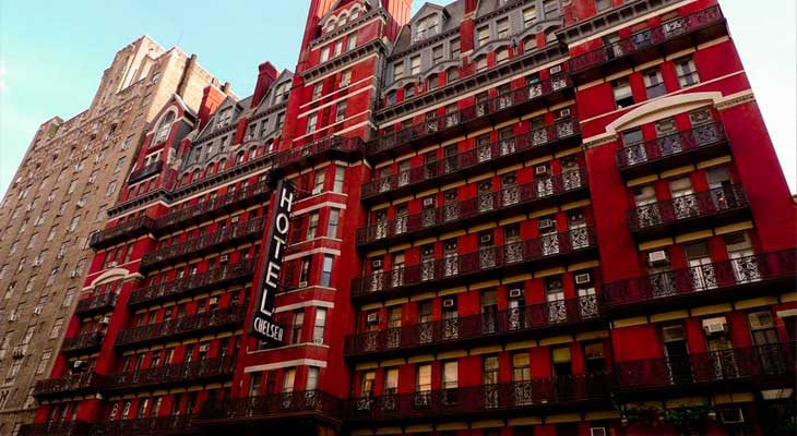 El Chelsea Hotel, una historia de inspiración y excesos a la paleta kitsch de Antonio Berni