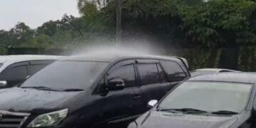 Una nube se ensañó con un solo auto y le lanzó una fuerte lluvia