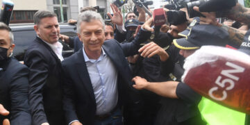 Macri tomó el micrófono del canal C5N y lo arrojó hacia el suelo