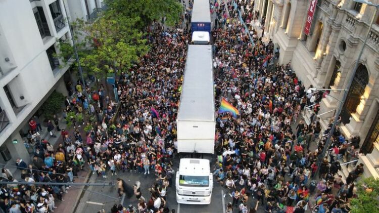 Se realizó la Marcha del Orgullo con reclamos por el cumplimiento de legislaciones nacionales