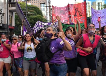 Cientos de mujeres marcharon contra la violencia machista ante un fuerte operativo policial