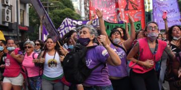 Cientos de mujeres marcharon contra la violencia machista ante un fuerte operativo policial
