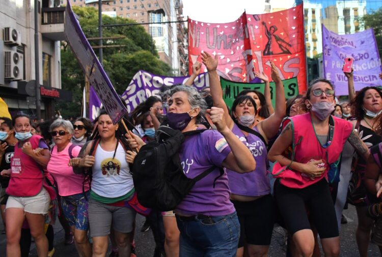 Cientos de mujeres marcharon contra la violencia machista ante un fuerte operativo policial