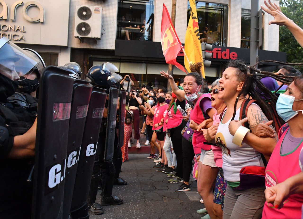 Cientos de mujeres marcharon contra la violencia machista ante un fuerte operativo policial