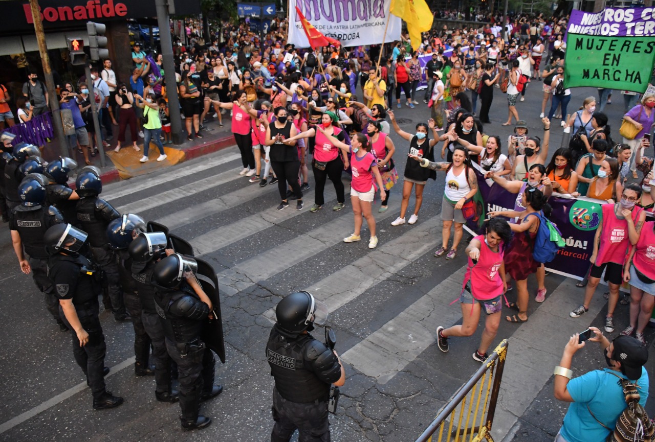 Cientos de mujeres marcharon contra la violencia machista ante un fuerte operativo policial