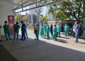 Policías y docentes recibirán terceras dosis de refuerzo