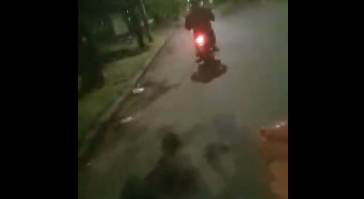 Los ayudó a arrancar la moto y se las robó Los ayudó a arrancar la moto y se las robó