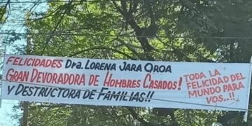 Le pusieron un pasacalle acusándola de «devoradora de hombres casados» y reaccionó inesperadamente