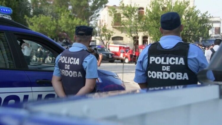 Intentaron entrar a un supermercado con una barreta y fueron detenidos