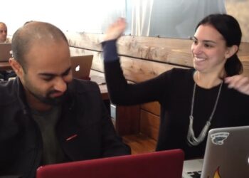 Un hombre paga para que le peguen cada vez que entra a Facebook