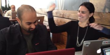 Un hombre paga para que le peguen cada vez que entra a Facebook