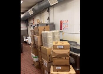 Entró a un restaurante por la noche y descubrió algo repugnante