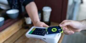 Lanzan la primera tarjeta de débito para pagar con criptomonedas en la Argentina