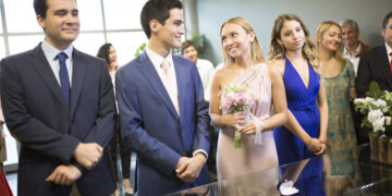 Fue como testigo de casamiento, pero lo casaron con la novia de su amigo