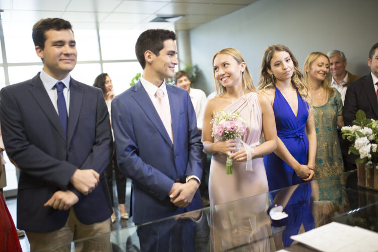 Fue como testigo de casamiento, pero lo casaron con la novia de su amigo