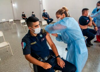 Inició la aplicación de terceras dosis para personal de seguridad y educación