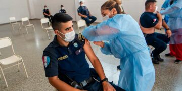 Inició la aplicación de terceras dosis para personal de seguridad y educación
