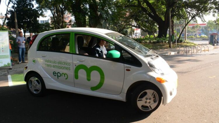 Automotrices y países acordaron construir automóviles libres de emisiones para 2035