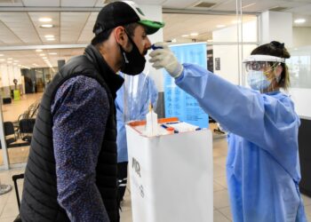 Disponen que los viajeros provenientes de África realicen cuarentena estricta