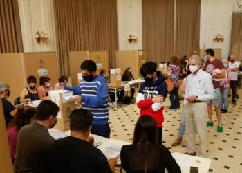 Quedó flechada por un hombre que votó en su mesa y ahora lo busca por las redes