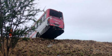 Un colectivo de Ersa casi desbarranca en Circunvalación