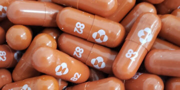 Histórico: el Reino Unido aprobó la primera píldora anticovid