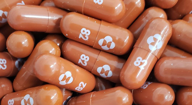 Histórico: el Reino Unido aprobó la primera píldora anticovid