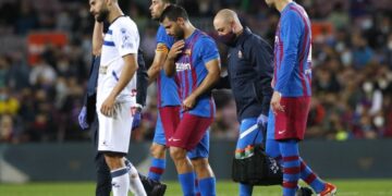 Qué es una arritmia ventricular, la complicación de salud que alejó al «Kun» del fútbol profesional