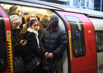 Europa vuelve a cerrarse y el mundo está en alerta ante el avance sin freno de la variante Ómicron