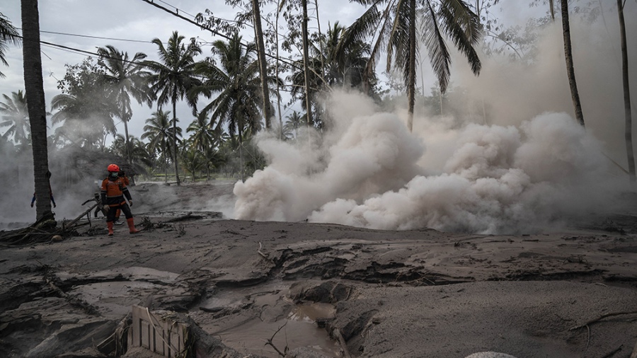 Al menos 14 muertos tras la erupción del volcán Monte Semeru en Indonesia