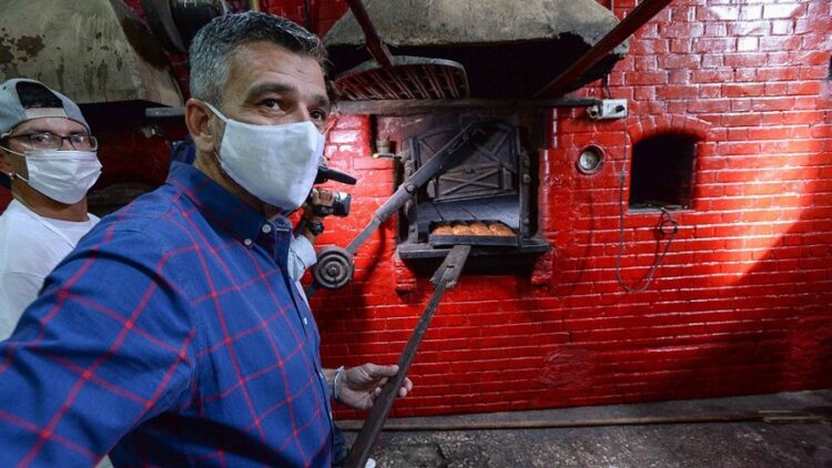 Zabaleta, recorriendo este martes las instalaciones de la panadería Panificadora del Sur, en Wilde, uno de los puntos donde se produce y vende el producto navideño. Fuente: Télam