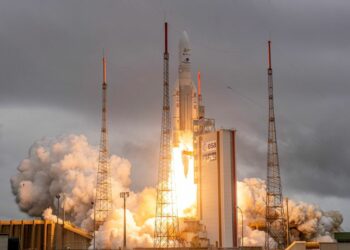 Lanzan el telescopio espacial James Webb con éxito: ¿Hacia dónde va y cuál es su misión?